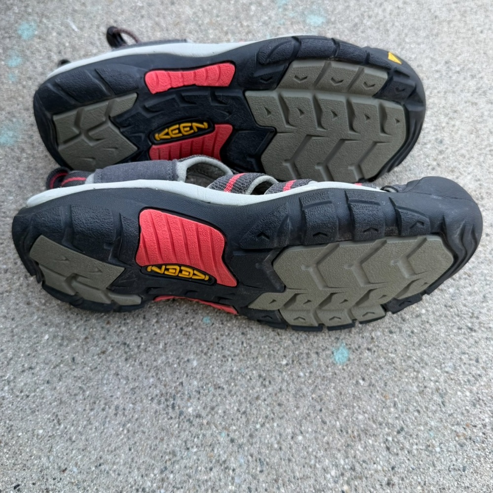 Keen Newport H2 Gray Magnet Hot Coral Pink Hiking Sandal 1010955 Size 6.5 - Picture 3 of 5